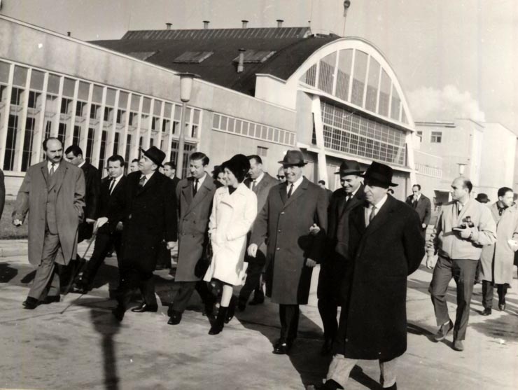 Primul ministru al Iranului, Amir Abbas Hoveida, vizitând Uzina de Tractoare din oraşul Braşov (28 X-04 XI 1966)