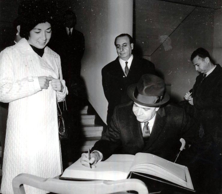 Primul ministru al Iranului, Amir Abbas Hoveida, vizitând Uzina de Tractoare din oraşul Braşov (28 X-04 XI 1966)