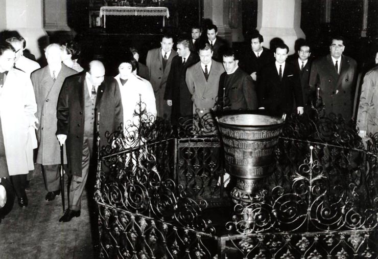 Primul ministru al Iranului, Amir Abbas Hoveida, vizitând Biserica Neagră din Braşov (28 X-04 XI 1966)