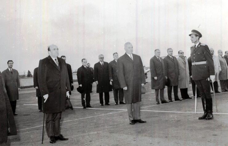 Aspect de la plecarea primului ministru al Iranului, Amir Abbas Hoveida. (4 XI 1966)