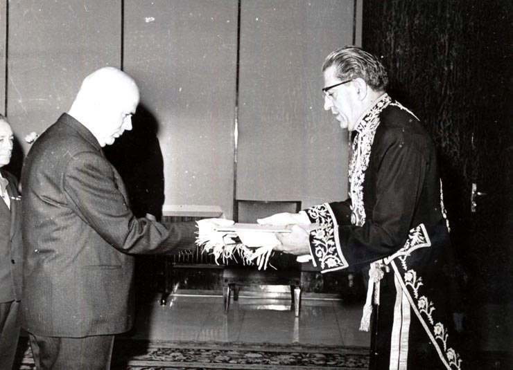 Ambasadorul Iranului în R.S. România, prezentându-şi scrisorile de acreditare preşedintelui Consiliului de Stat al R.S. România, Chivu Stoica. (16 XI 1966)