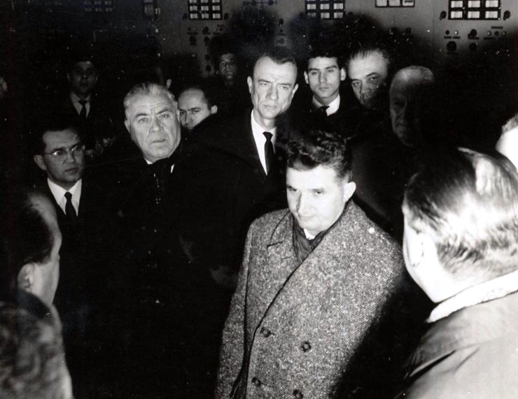 Membri ai conducerii de partid şi de stat la Hidrocentrala de pe Argeş cu prilejul intrării în funcţiune a acesteia. (9 XII 1966) 