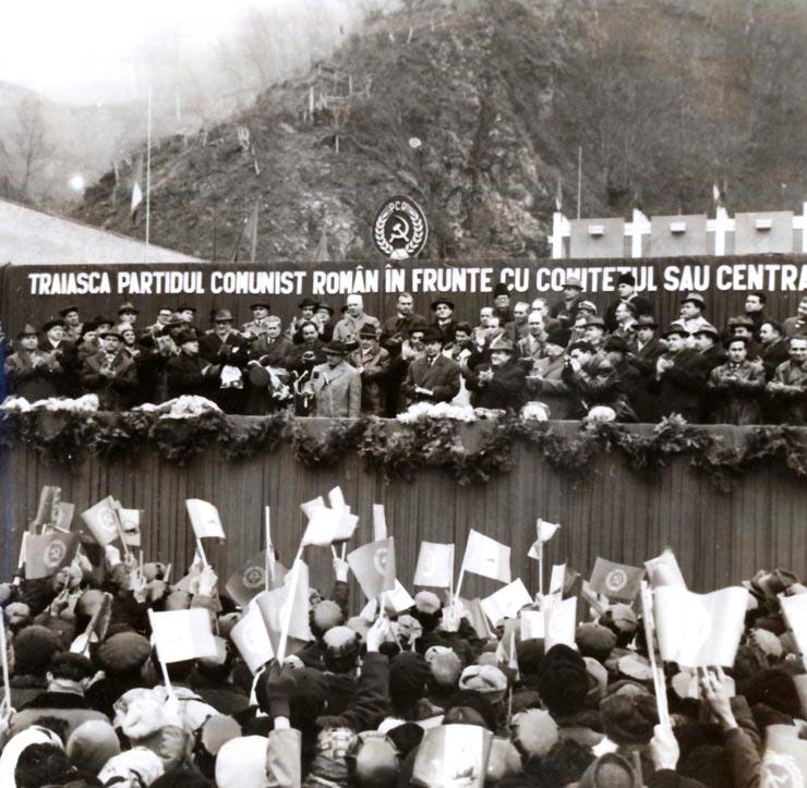Membri ai conducerii de partid şi de stat la Hidrocentrala de pe Argeş cu prilejul intrării în funcţiune a acesteia. (9 XII 1966) 