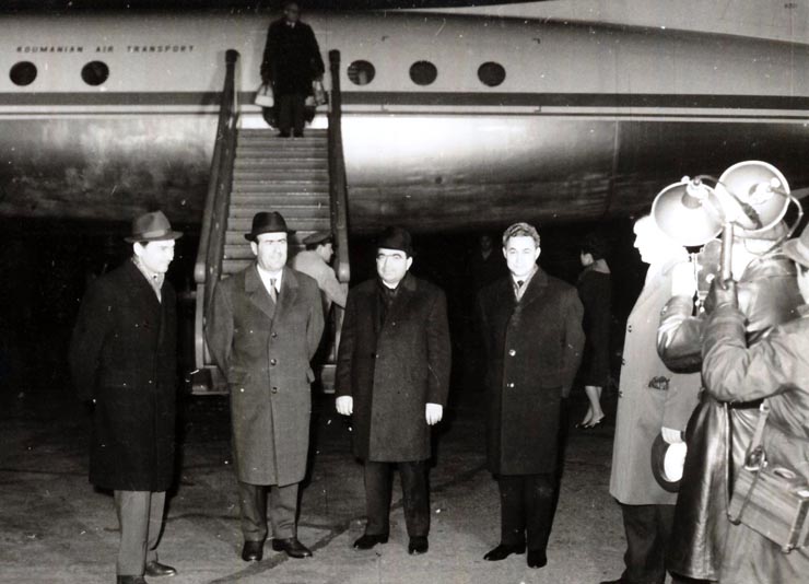 Aspect de la întoarcerea din Japonia a delegaţiei C.C. al P.C.R., condusă de Mihai Dalea. (10 XII 1966)