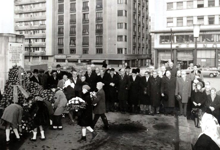 Depunerea unor coroane de flori la placa comemorativă din Piaţa Teatrului Naţional, în semn de omagiu adus memoriei celor ucişi la 13 decembrie 1918.  13 XII 66