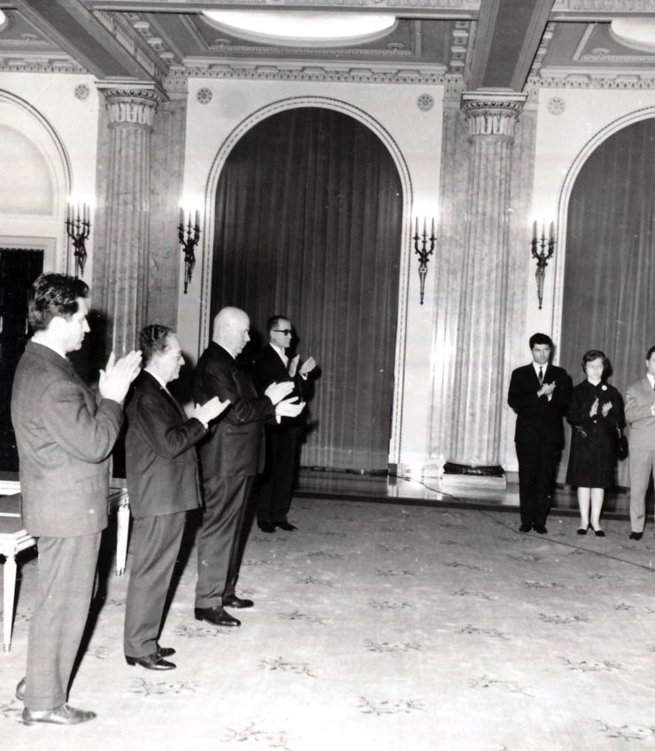 Aspect de la înmânarea la Consiliul de Stat al R.S. România a unor ordine şi medalii pentru merite în activitatea cultural – artistică. (15 XII 1966)