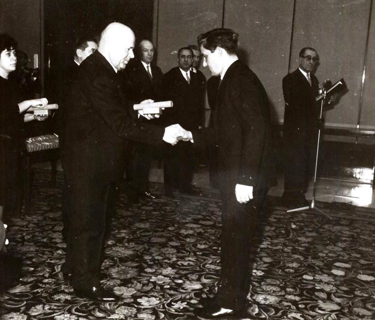 Aspect de la solemnitatea înmânării unor ordine ale Republicii Socialiste România (Consiliul de Stat) (30 XII 1966)