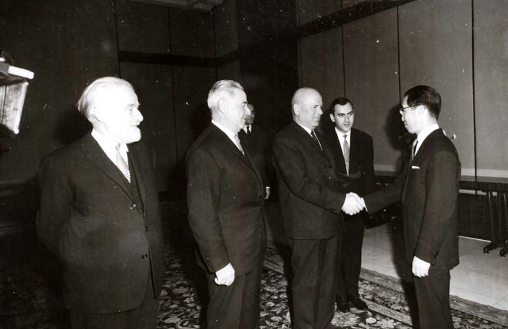 Membrii corpului diplomatic acreditat în România, în vizită protocolară la Consiliul de Stat, cu ocazia anului nou. (31 XII 1966)