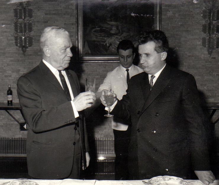 Nicolae Ceauşescu felicitând pe Emil Bodnăraş la a 65-a aniversare de la naşterea sa. 10.II.1969. (10 februarie 1969).