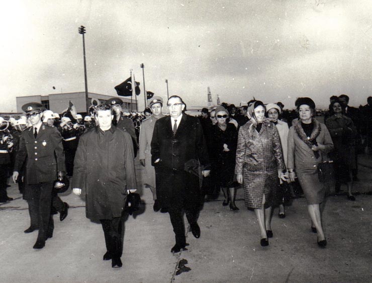 Sosirea la Ankara a preşedintelui Consiliului de Stat al R.S.R., Nicolae Ceauşescu, împreună cu soţia, care la invitaţia preşedintelui Republicii Turcia, generalul Cevdet Sunay, a făcut o vizită oficială în Turcia.(24 martie 1969).