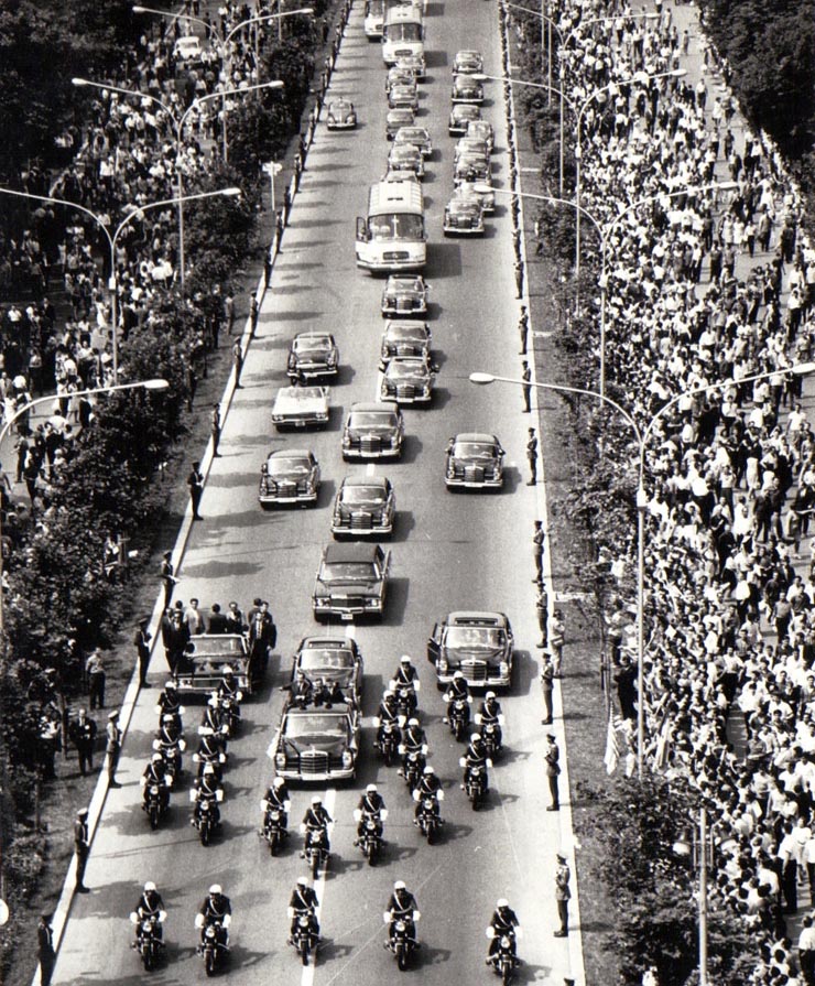 Vizita preşedintelui S.U.A., Richard Nixon în România. Coloana maşinilor oficiale pe una dintre arterele Capitalei.  (2-3 august 1969).