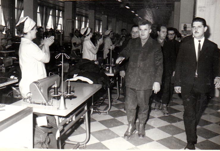 Nicolae Ceauşescu, secretar general al P.C.R., în vizită de lucru la Fabrica de confecţii din Focşani.   (26  mai 1970).
