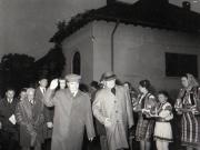 Aspect din timpul vizitei conducătorilor de partid şi de stat în regiunea Bacău (Casa memorială Sadoveanu de la Vobidenie)