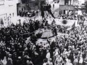 Fotografie reprezentând un aspect de la intrarea Armatei Roşii în Bucureşti.