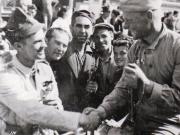 Fotografie de la intrarea Armatei Sovietice în Bucureşti.