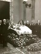 Gardă de onoare la catafalcul lui Zaharia Tănase, vechi militant al mişcării muncitoreşti din ţara noastră(20 III 1967)