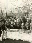 Aspect de la înmormântarea lui Zaharia Tănase, vechi militant al mişcării muncitoreşti din ţara noastră (cimitirul Bellu).(20 III 1967)