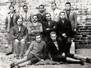 Fotografie din mai 1934 reprezentând pe Gheorghe Gheorghiu-Dej, Chivu Stoica, Gheorghe Vasilichi, Andrei Iancu, metalurgist din Ardeal, Dumitru Petrescu, Bonteş Petre, Ionescu Marin, Doncea Constantin, Rabinovici Sailie, Rozemberg Alex, (Soni), Hotman Isac în curtea închisorii militare din Craiova (1934 mai).