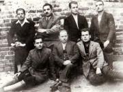 Fotografie reprezentând pe Gheorghe Gheorghiu-Dej, Chivu Stoica, Gheroghe Vasilichi, Constantin Doncea, Dumitru Petrecu, Rozemberg Alex. (Şoni) în curtea închisorii din Craiova în timpul procesului înscenat conducătorilor luptelor de la C.F.R. griviţa (Craiova), (1934 iunie).