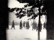 Fotografie reprezentând escortarea unui grup de deţinuţi politici comunişti de către jandarmi, în timpul procesului muncitorilor ceferişti de la Craiova (21934 iulie.