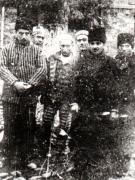 Gheorghe Gheorghiu-Dej (rândul 1, al doilea din dreapta) şi alţi deţinu7ţi politici comunişti la închisoarea Doftana (1938).