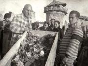 Aspect de la înmormântarea unui deţinut politic comunist ucis la Doftana în urma cutremurului din 9-10 noiembrie 1940. În fotografie apar membrii familiei celui ucis. Alături de familie  Gheorghe Gheorghiu-Dej şi Gamerov Simion (stânga sicriului)  (1940, 9-10 noiembrie).