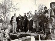Aspect de la în mormântarea celor ucişi sub zidurile Doftanei  în noaptea de 9 spre 10 noiembrie 1940 (1940, 9-10 noiembrie).