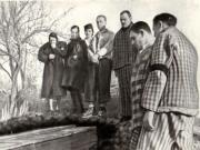 Fotografie reprezentând în mormântarea deţinuţilor ucişi sub zidurile Doftanei în urma cutremurului din 9-.10 noiembrie 1940. Participă Gheorghe Gheorghiu-Dej, Emil Bodnăraş, Constantin Doncea, membrii de familie ai unor 8ucişi şi alte persoane.