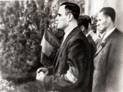 Gheorghe Gheorghiu-Dej alături de Iosif Rangheţ, vorbind de la balconul sediului C.C. al P.C.R. din Aleea Alexandru, la mitingul oamenilor muncii din Capitală (1944, august 30).