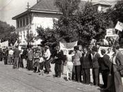 Coloane şi grupuri de oameni ai muncii din Capitală îndreptându-se spre sediul C.C. al P.C.R. din Aleea Alexandru, unde a vorbit Gheorghe Gheorghiu-Dej (1944, august 30).