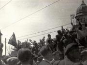 Coloane şi grupuri de oameni ai muncii din Capitală îndreptându-se spre sediul C.C. al P.C.R. din Aleea Alexandru, unde a vorbit Gheorghe Gheorghiu-Dej (1944, august 30).