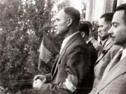 Gheorghe Gheorghiu-Dej vorbind de la balconul sediului C.C. al P.C.R. din Aleea Alexandru, la mitingul oamenilor muncii din Capitală. Participă şi Pătraşcu Andrei, Iosif Rangheţ, Constantin Pârvulescu, Emil Bodnăraş (1944, august 30).
