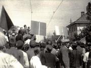 Coloane şi grupuri de oameni ai muncii din Capitală îndreptându-se spre sediul C.C. al P.C.R. din Aleea Alexandru, unde a vorbit Gheorghe Gheorghiu-Dej (1944, august 30).