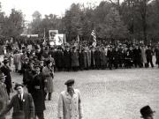Gheorghe Gheorghiu-Dej, Emil Bodnăraş, I. Rangheţ şi alte persoane în fruntea coloanelor de muncitori care se îndreaptă spre Ambasada Uniunii Sovietice cu prilejul sărbătoririi Marii Revoluţii Socialiste din Octombrie (Şoseaua Kiseleff) (1944 noiembrie 7).