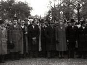 Gheorghe Gheorghiu-Dej, Emil Bodnăraş, I. Rangheţ şi alte persoane în fruntea coloanelor de muncitori care se îndreaptă spre Ambasada Uniunii Sovietice cu prilejul sărbătoririi Marii Revoluţii Socialiste din Octombrie (Şoseaua Kiseleff) (1944 noiembrie 7).
