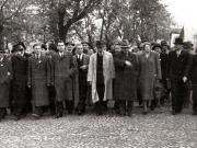 Gheorghe Gheorghiu-Dej, Emil Bodnăraş, I. Rangheţ, Ştefan Voitec, Lucreţiu Pătrăşcanu, Constantin Pârvulescu, Ana Pauker în fruntea coloanelor de muncitori care se îndreaptă spre Ambasada Uniunii Sovietice cu prilejul sărbătoririi Marii Revoluţii Socialiste din Octombrie (1944 noiembrie 7).