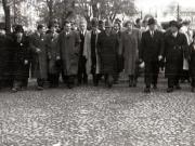 Gheorghe Gheorghiu-Dej, Emil Bodnăraş, I. Rangheţ, Lucreţiu Pătăşcanu, Constantin Pârvulescu, Ana Pauker, Vasile Luca, în fruntea coloanelor de muncitori care se îndreaptă spre Ambasada Uniunii Sovietice cu prilejul sărbătoririi Marii Revoluţii Socialiste din Octombrie (1944 noiembrie 7).
