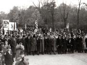 Gheorghe Gheorghiu-Dej, Emil Bodnăraş, I. Rangheţ, Ştefan Voitec,  Andrei Pătraşcu, Constantin Pârvulescu, Ana Pauker, Vasile Luca, Elisabeta Luca în fruntea coloanelor de muncitori care se îndreaptă spre Ambasada Uniunii Sovietice cu prilejul sărbătoririi Marii Revoluţii Socialiste din Octombrie (1944 noiembrie 7).