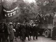 Gheorghe Gheorghiu-Dej şi alte persoane primind defilarea oamenilor muncii din Capitală de pe platforma unui camion  cu prilejul sărbătoririi Marii Revoluţii Socialiste din Octombrie (Şoseaua Kiseleff) (1944 noiembrie 7).
