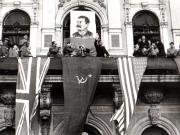 Gheorghe Gheorghiu-Dej în prezidiul activ al mitingului oamenilor muncii din Capitală, cu prilejul sărbătoririi zilei de 7 noiembrie 1944. (Se vorbeşte în Piaţa Victoriei de pe balconul palatului Sturza) (1944 noiem brie 7).
