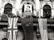 Gheorghe Gheorghiu-Dej în prezidiul activ al mitingului oamenilor muncii din Capitală, cu prilejul sărbătoririi zilei de 7 noiembrie 1944. (Se vorbeşte în Piaţa Victoriei de pe balconul palatului Sturza) (1944 noiembrie 7).