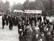 Grupuri de manifestanţi din Capitală pe şoseaua Kiseleff cu prilejul aniversării Marii Revoluţii Socialiste din Octombrie (1944 noiembrie 7).