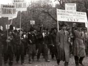 Grupuri de manifestanţi din Capitală pe şoseaua Kiseleff cu prilejul aniversării Marii Revoluţii Socialiste din Octombrie (1944 noiembrie 7).
