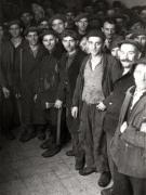Muncitori mineri din Valea Jiului aşteaptă sosirea lui Gheorghe Gheorghiu-Dej în oraşul Petroşani (1944 noiembrie 23).