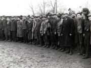 Muncitori mineri din Valea Jiului aşteaptă sosirea trenului care aduce în mijlocul lor pe primul muncitor ministru - Gheorghe Gheorghiu-Dej (1944 noiembrie 23).