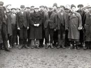 Grupuri de muncitori mineri, aşteptând sosirea lui Gheorghe Gheorghiu-Dej în Valea Jiului (Petroşani) (1944 noiembrie 23).