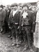 Muncitori mineri din Valea Jiului aşteaptă sosirea trenului care aduce în mijlocul lor pe primul muncitor ministru - Gheorghe Gheorghiu-Dej (1944 noiembrie 23).