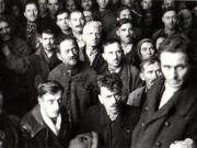 Muncitori mineri din Valea Jiului aşteaptă sosirea lui Gheorghe Gheorghiu-Dej în oraşul Petroşani (1944 noiembrie 23).