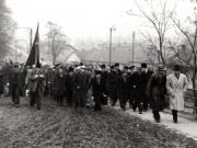 Muncitori mineri şi ceferişti din Petroşani au ieşit în întâmpinarea lui Gheorghe Gheorghiu-Dej cu un drapel roşu (Itinerariul de la gară spre oraş) (1944 noiembrie 23).