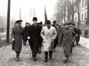 Muncitori mineri şi ceferişti din Petroşani au ieşit în întâmpinarea lui Gheorghe Gheorghiu-Dej cu un drapel roşu (Itinerariul de la gară spre oraş) (1944 noiembrie 23).